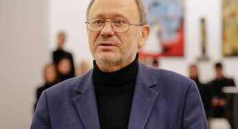 Олександр Коротко вітає Петра Рихло з присудженням престижної літературної премії